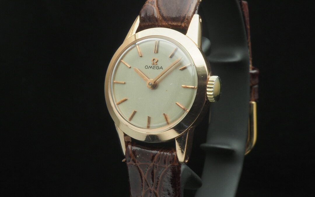 Omega-836 kultakello suomalaisilla kultakuorilla vuodelta 1966